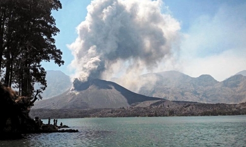  389 khách du lịch đã được sơ tán khi núi lửa phun trào