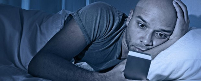 Hãy từ bỏ thói quen kiểm tra điện thoại về đêm vì sức khỏe của bạn