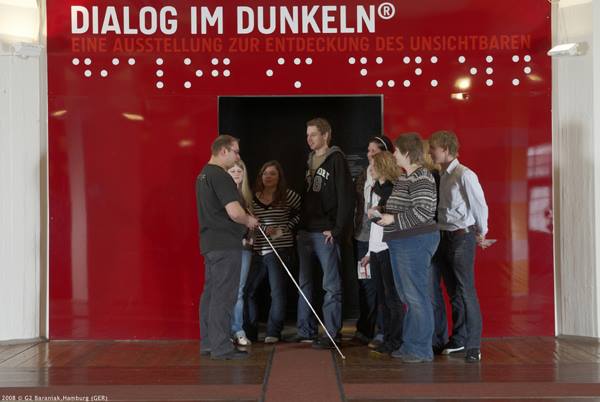 Triển lãm " Đối thoại trong bóng tối"  diễn ra tại  Hamburg, Đức.