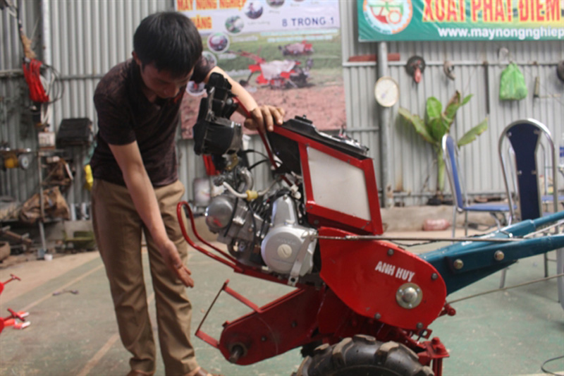 Anh Huy đang giới thiệu chiếc máy nông nghiệp đa năng... Đọc thêm tại: http://nongnghiep.vn/ky-su-chan-dat-voi-viec-ra-doi-chiec-may-12-trong-1-post177235.html | NongNghiep.vn