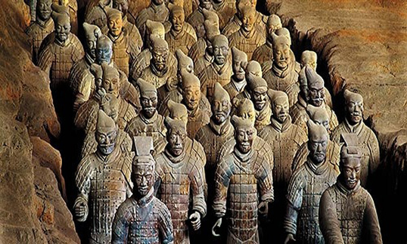 Đội quân đất nung bao gồm 8.000 tượng binh sĩ canh gác lăng mộ Tần Thủy Hoàng