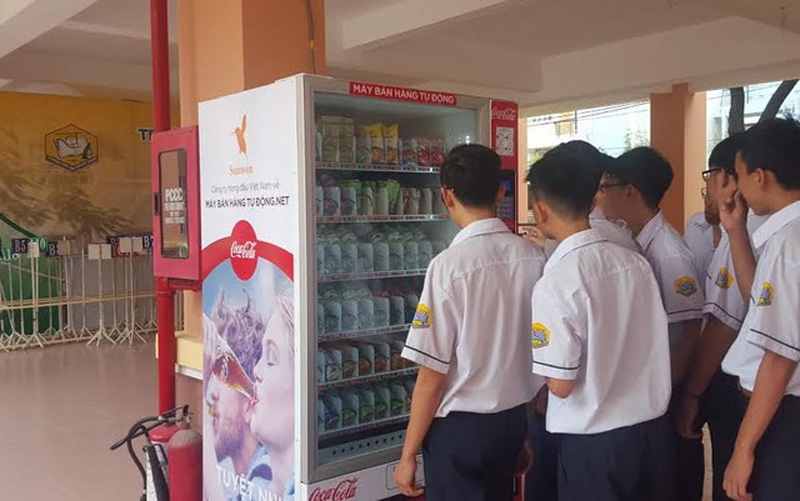 Máy bán hàng tự động thu hút sự chú ý của các bạn học sinh trưởng THPH Nguyễn Chí Thanh (TP HCM)
