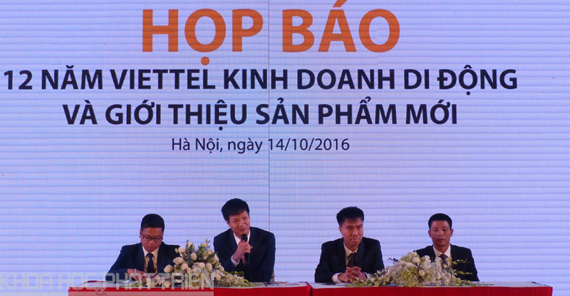 Ông Nguyễn Việt Dũng (thứ hai từ trái sang) trả lời báo chí tại buổi họp báo.