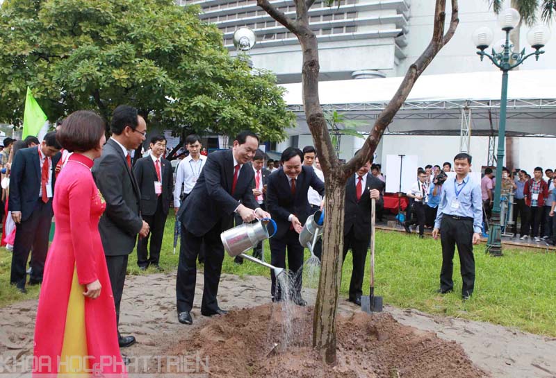 Chủ tịch nước trồng cây lưu niệm tại trường Đại học Bách khoa Hà Nội