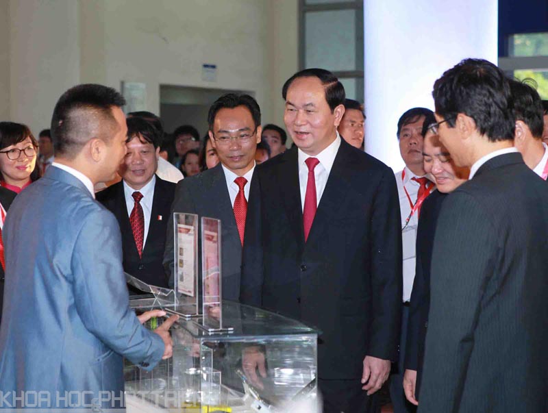 Chủ tịch nước Trần Đại Quang thăm phòng truyền thống của Đại học Bách khoa Hà Nội.