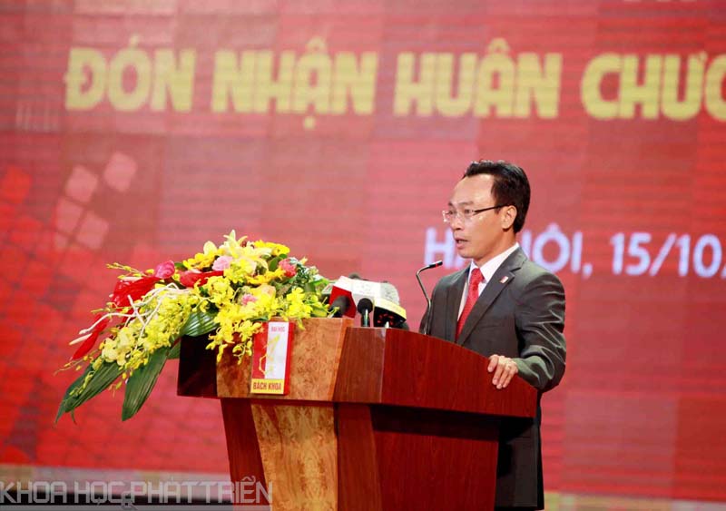 Ông Hoàng Minh Sơn - Hiệu trưởng Trường Đại học Bách khoa Hà Nội đọc diễn văn tại lễ kỷ niệm.