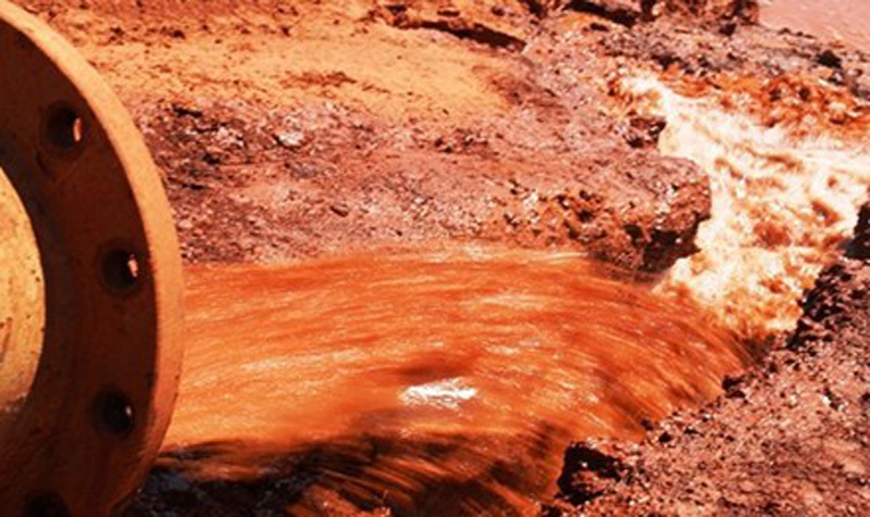 Hồ chứa bùn đỏ ở Tây Nguyên.