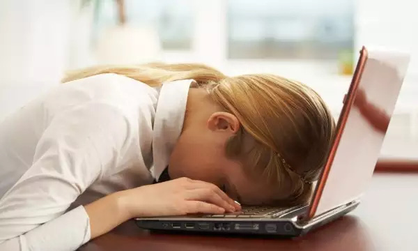 Luôn cảm thấy mệt mỏi có thể là hậu quả của buồn ngủ, hoặc là dấu hiệu báo động của những tình trạng sức khỏe nghiêm trọng.