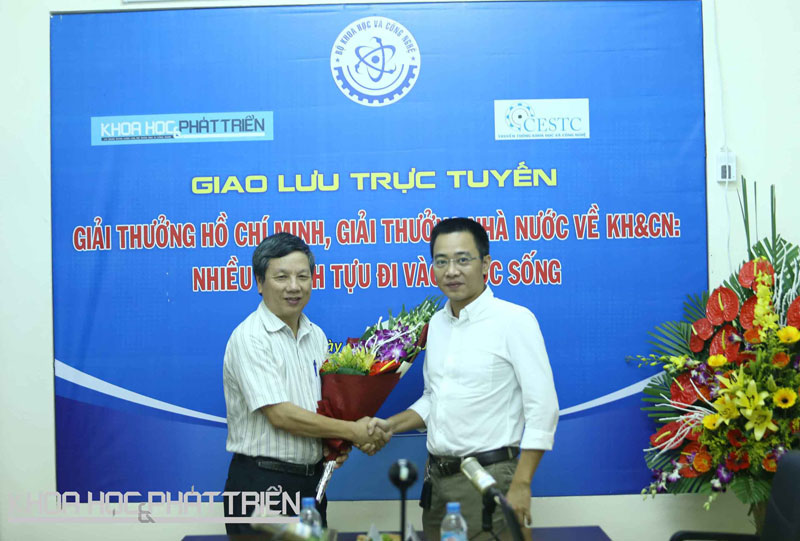 Ông Đỗ Lê Thăng thay mặt báo Khoa học và Phát triển tặng hoa cho GS-TS Nguyễn Gia Bình.