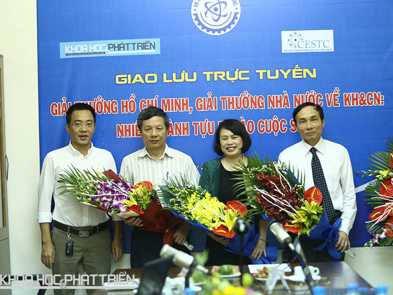 Phó Tổng Biên tập báo Khoa học và Phát triển tặng hoa các khách mời gồm GS-TS Nguyễn Gia Bình, PGS-TS Mai An, GS-TS Mai Trọng Khoa (từ trái sang phải)