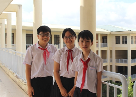 Ba học sinh Dương Nguyên Ánh Hằng, Võ Ngọc Đức Thịnh và Huỳnh Trung Đức