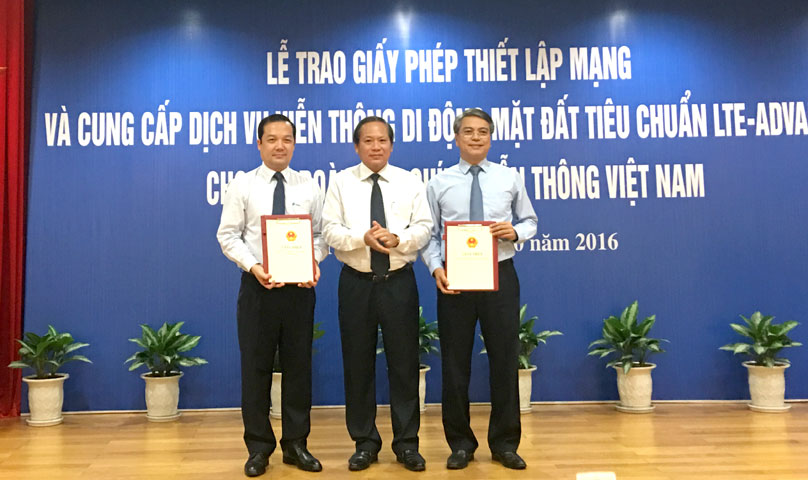 Bộ trưởng Trương Minh Tuấn (giữa) trao các Giấy phép cung cấp dịch vụ 4G LTE-A cho lãnh đạo VNPT. Ảnh: T.C