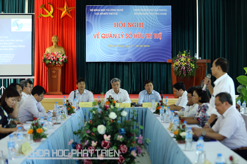 Thứ trưởng Trần Việt Thanh (giữa) điều hành hội nghị về Quản lý sở hữu trí tuệ ngày 28/10. Ảnh: Loan Lê.