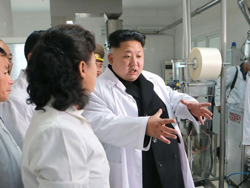 Nhà lãnh đạo Kim Jong-un của Triều Tiên thăm một cơ sở y tế của nước này.