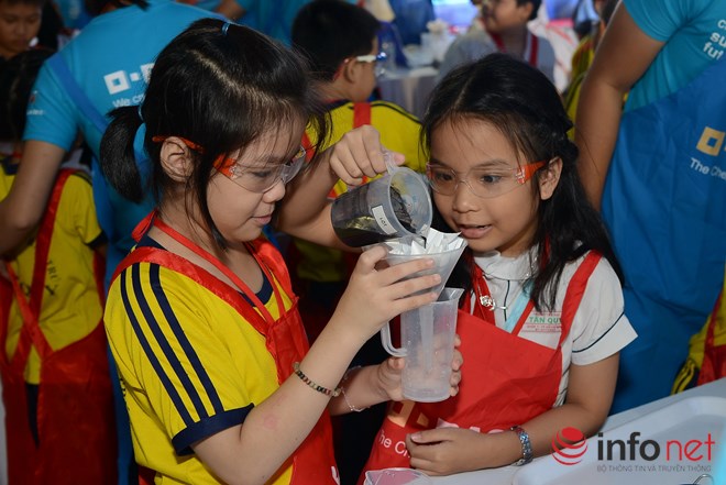 Các học sinh thực hiện thí nghiệm lọc nước