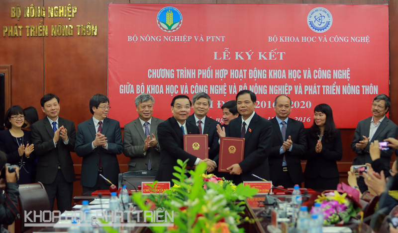 Bộ trưởng Chu Ngọc Anh và Bộ trưởng Nguyễn Xuân Cường ký kết trước sự chứng kiến của đại diện hai bộ. Ảnh: Loan Lê.