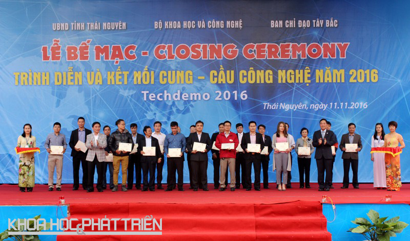 Chủ tịch UBND tỉnh Thái Nguyên Vũ Hồng Bắc và Thứ trưởng Trần Văn Tùng trao giấy chứng nhận cho đại diện các cá nhân, đơn vị, doanh nghiệp tham dự sự kiện.