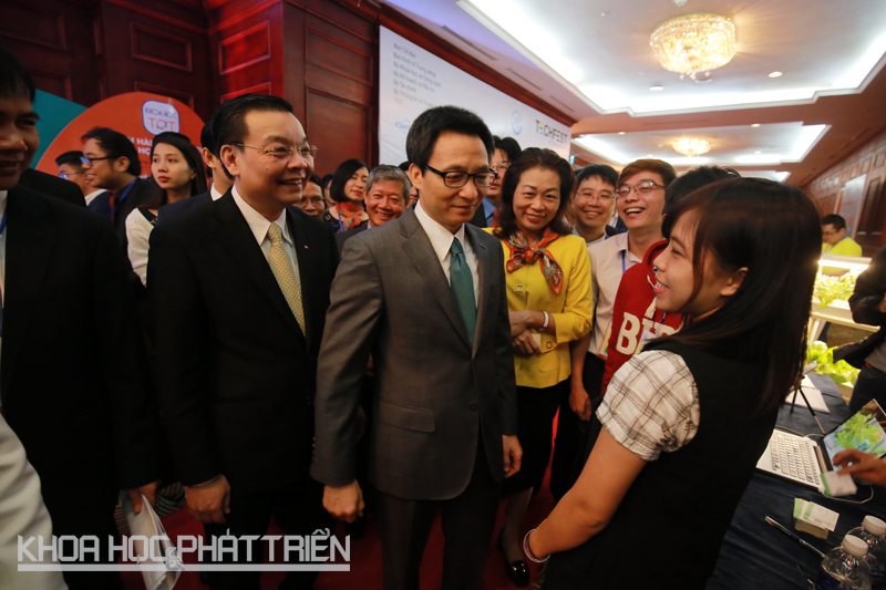 8h - Phó thủ tướng Vũ Đức Đam đã đến sự kiện. Ngay sau đó ông và Bộ trưởng Bộ KH&CN Chu Ngọc Anh đã tham quan tại một số gian hàng của các starup.