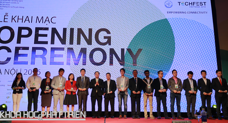 Bộ trưởng Chu Ngọc Anh tặng kỷ niệm chương cho các tổ chức đang tích cực triển khai các hoạt động đầu tư cho khởi nghiệp đổi mới sáng tạo