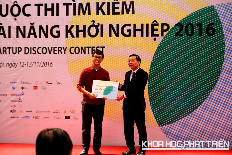 Ông Chu Ngọc Anh - Bộ trưởng Bộ KH&CN trao giải thưởng cho nhóm Táy Máy Tò Mò. Ảnh: NV.