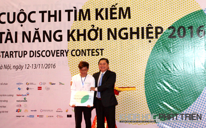 Ông Phan Xuân Dũng - Chủ nhiệm Ủy ban Khoa học, công nghệ và môi trường Quốc hội trao giải cho đại diện nhóm HACHI. Ảnh: NV.