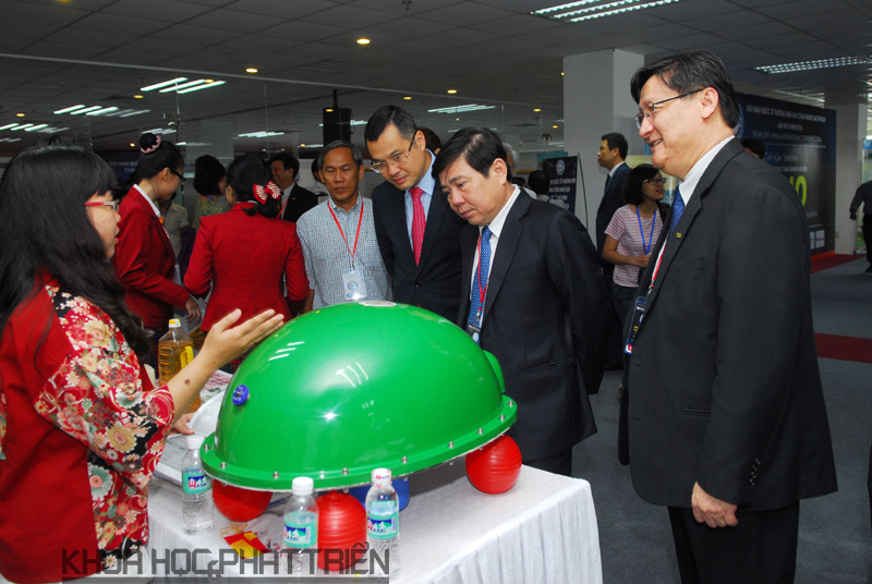 Lãnh đạo UBND Tp.HCM, Bộ KH&CN tham quan các sản phẩm liên quan đến công nghệ nano do các doanh nghiệp Việt nghiên cứu, sản xuất
