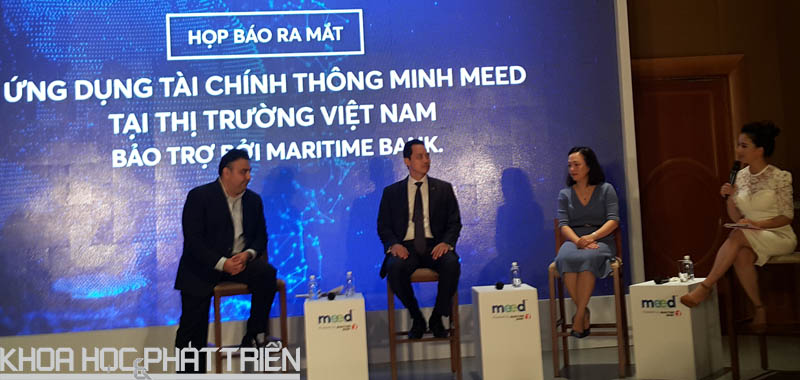Ông Sunil Sachdev, ông Huỳnh Bửu Quang và bà Đặng Tuyết Dung - Phó Tổng Giám đốc Maritime Bank, kiêm Tổng giám đốc Ngân hàng bán lẻ (từ trái qua) chia sẻ thông tin về gói ứng dụng tài chính thông minh.