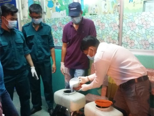 Nhân viên trung tâm y tế dự phòng tại TP HCM chuẩn bị hóa chất phun diệt muỗi trên cộng đồng.