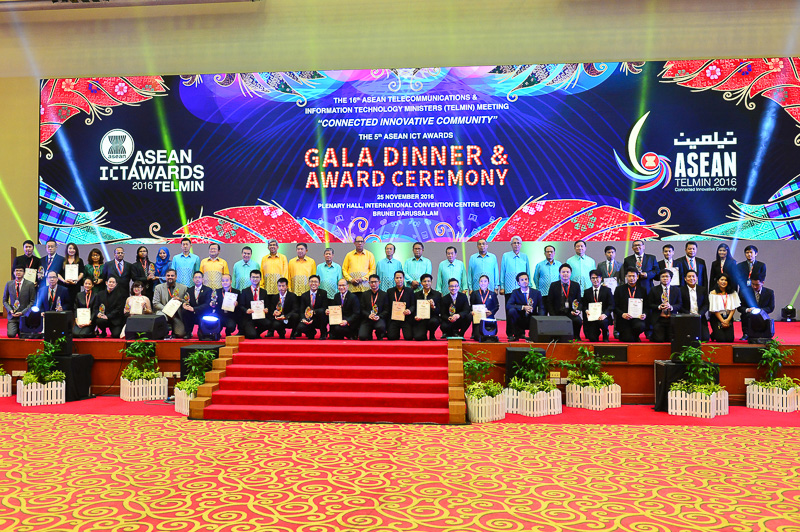  Bộ trưởng các nước Asean chụp ảnh lưu niệm với tất cả các Doanh nghiệp đạt giải