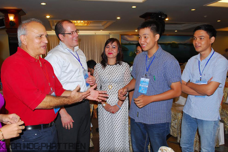 Các nhà khọc nước ngoài trao đổi với những nghiên cứu viên trẻ của Việt Nam