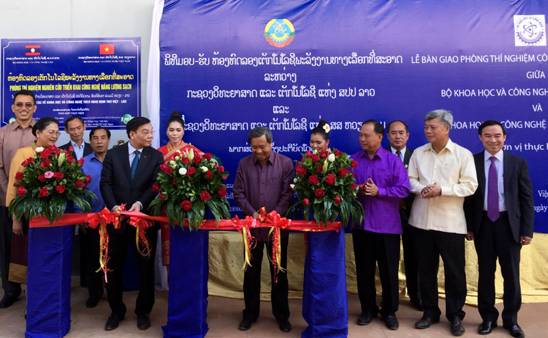 Lãnh đạo Bộ KH&CN Việt Nam và Lào cắt băng khai trương Phòng thí nghiệm nghiên cứu triển khai công nghệ năng lượng sạch tại Lào.