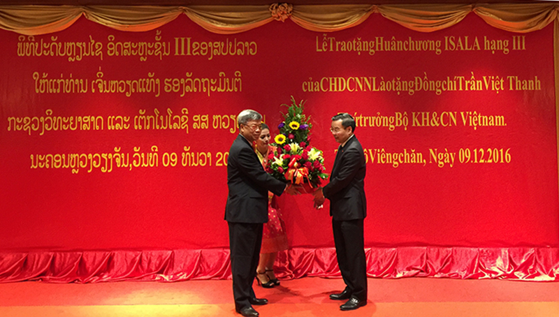 Thứ trưởng Trần Việt Thanh (trái) nhận Huân chương độc lập hạng 3 của CHDCND Lào.
