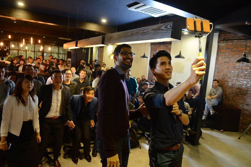 Ông Sudar Pinchai - CEo của Google cùng chụp ảnh với các bạn trẻ startup tại Toong.
