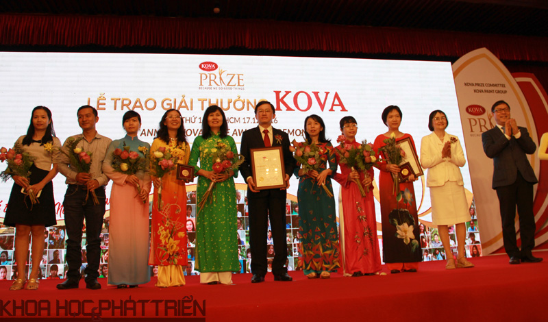 Tập thể y bác sĩ Bệnh viện Truyền máu và Huyết học Tp.HCM nhận giải thưởng KOVA lần thứ 14 ở hạng mục Kiến tạo