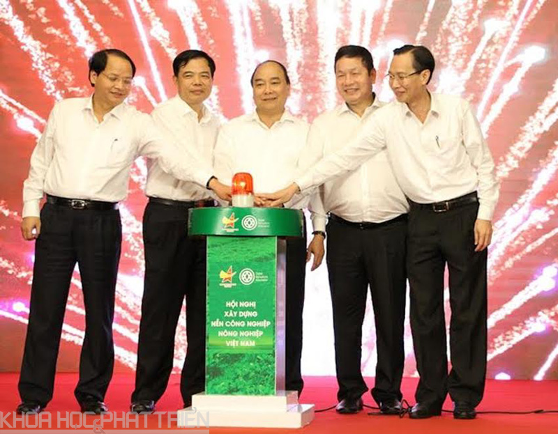 Thủ tướng Nguyễn Xuân Phúc cùng lãnh đạo các bộ ngành nhấn nút 