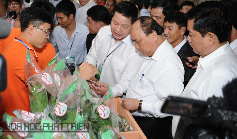 Thủ tướng Nguyễn Xuân Phúc tham quan các gian hàng nông nghiệp tại Hội nghị