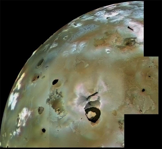 Có khoảng 50 núi lửa có dấu hiệu hoạt động ngầm mạnh mẽ trên mặt trăng Io.