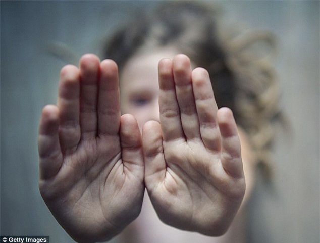 Gia đình và nhà trường nên khuyến khích trẻ sử dụng ngôn ngữ tay. 