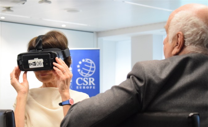 Bà Marianne Thyssen, Ủy viên Ủy ban lao động, xã hội, kỹ năng và lao động Châu Âu trải nghiệm kính Gear VR của Samsung.