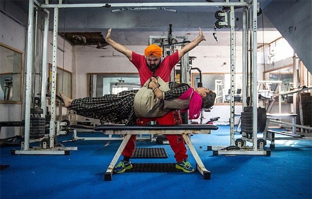 Hiện tại Ranjeet Singh có thể nâng một vật nặng có trọng lượng tối đa là 54,4kg