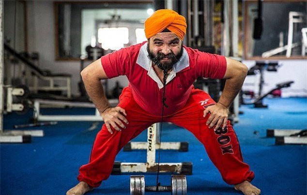 Ranjeet Singh cho biết ông thực sự luyện tập nghiêm túc để có thể nâng được những vật nặng chỉ với bộ râu của mình
