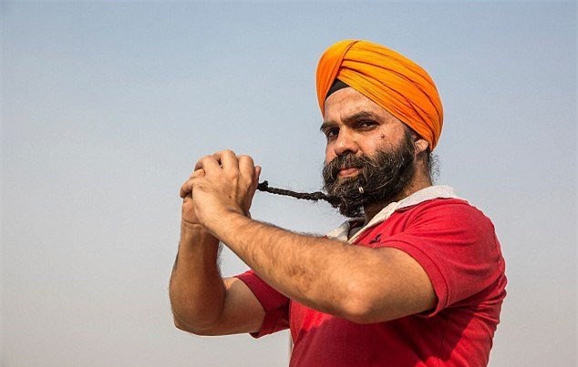 Ông Singh lần đầu tiên nâng vật nặng với bộ râu của mình là vào năm 2010