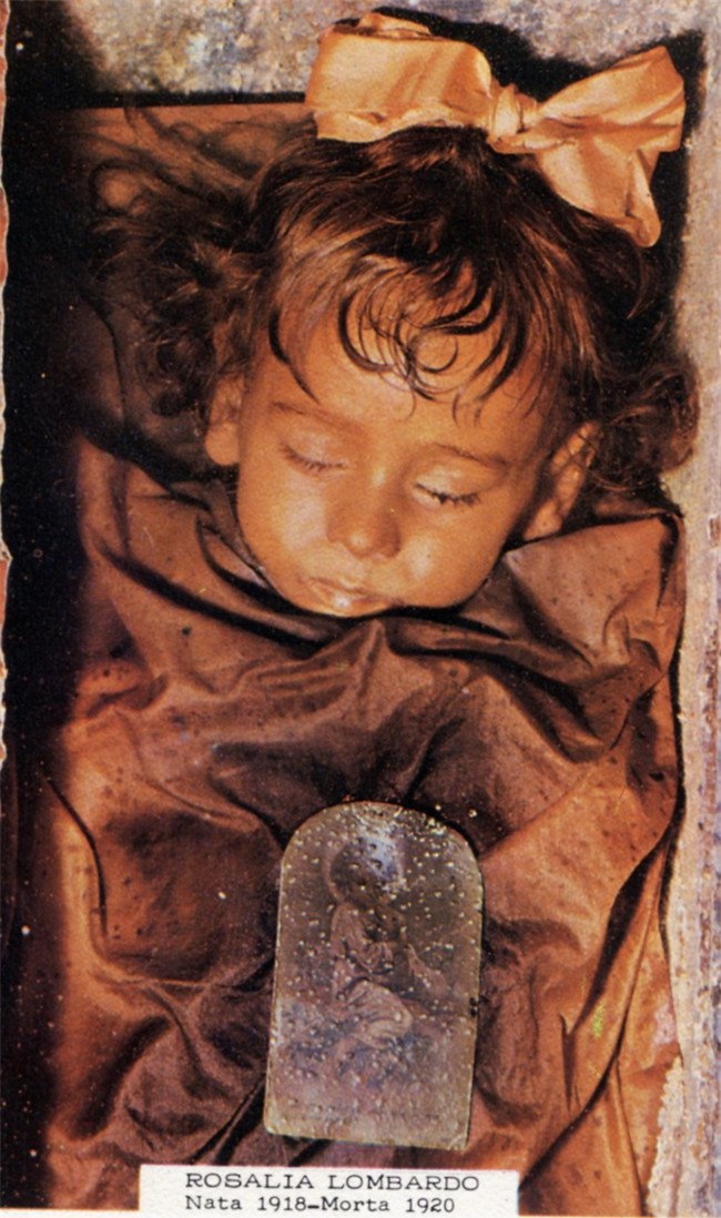 Xác ướp của cô bé 2 tuổi người Italy Rosalia Lombardo được đánh giá là "xác ướp đẹp nhất thế giới".