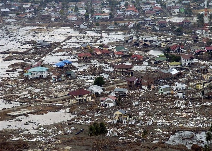 Trận động đất và sóng thần Ấn Độ Dương 2004 khiến 200.000 – 310.000 người sinh sống ven biển ở Indonesia, Sri Lanka, Ấn Độ và Thái Lan thiệt mạng.