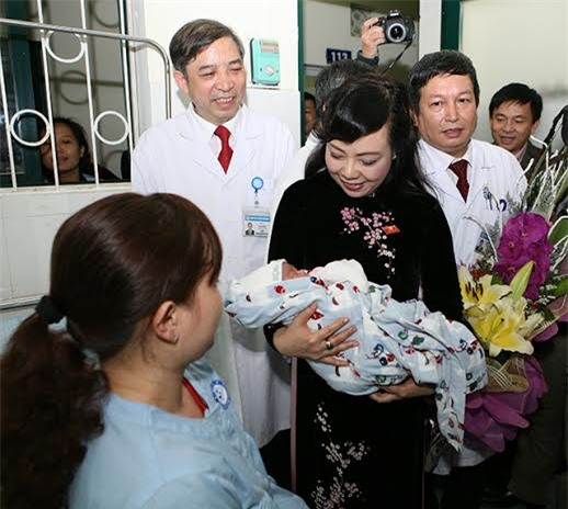 Bộ trưởng thăm em bé đầu tiên chào đời nhờ mang thai hộ