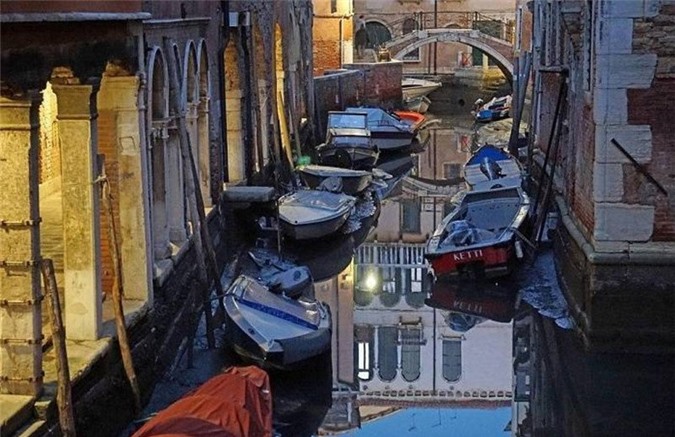 Trong 2 năm liên tiếp, thủy triều ở Venice (Italy) chạm mức thấp kỷ lục khiến cho toàn thành phố này thiếu nước trầm trọng. 