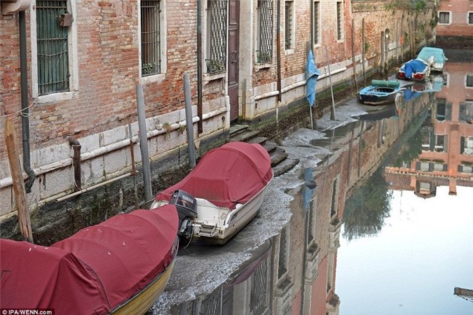 Mực nước thấp kỷ lục này của Venice là do hiện tượng thủy triều bất thường xảy ra vào năm qua