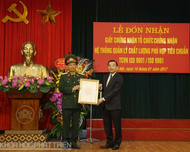 Bộ trưởng Bộ KH&CN Chu Ngọc Anh trao giấy chứng nhận cho Cục TCĐLCL - BQP. Ảnh: Huy Hùng.