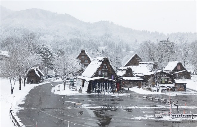 Ngôi làng cổ tích ở Nhật ngập trong tuyết trắng