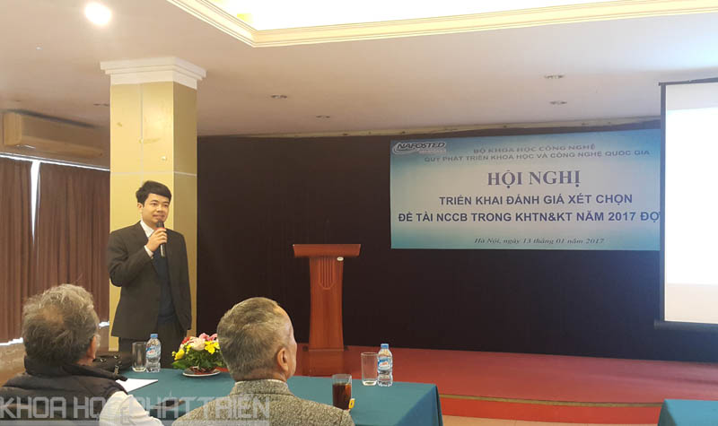 Ông Nguyễn Tiến Dũng báo cáo tại hội nghị.